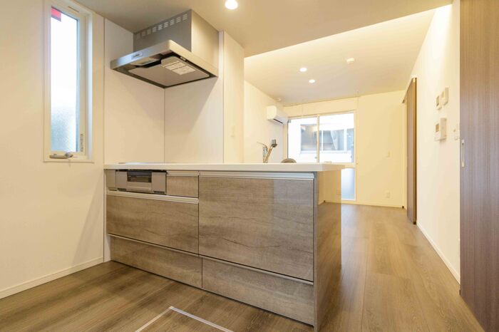 キッチン　対面システムキッチン（３口ビルトインIHヒーター）