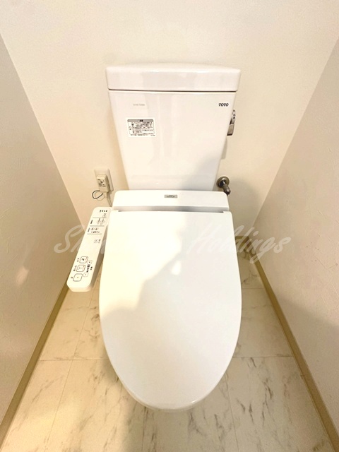 トイレ　嬉しい温水洗浄便座付き個室トイレ♪