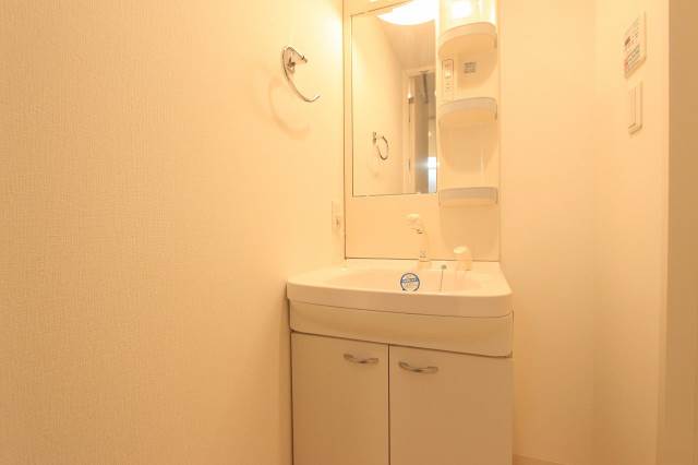 洗面設備　洗面台、シャワーヘッドで使いやすいですよ。