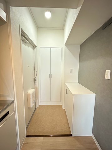 玄関　※同間取り別部屋参考写真となります