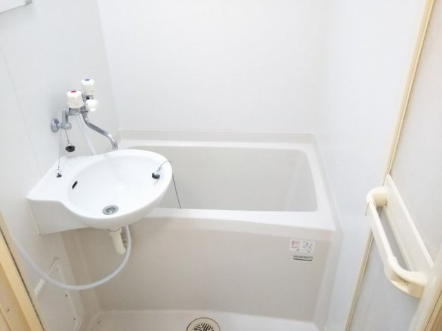 バス・シャワールーム　バス・トイレ別です。仕様が異なる場合があります。