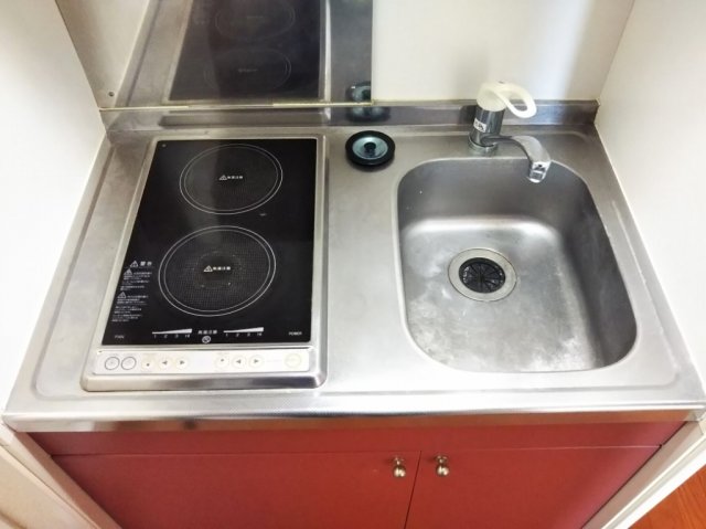 キッチン　2口ラジエントヒーター付き。部屋により設備が異なる場合あり。