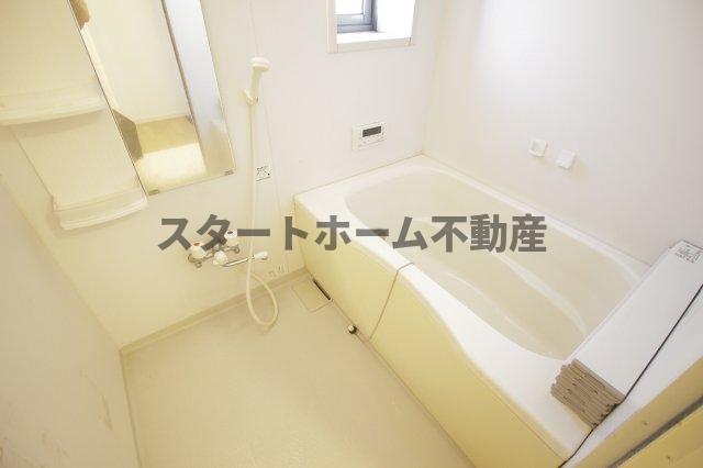バス・シャワールーム　コンパクトで使いやすいお風呂です