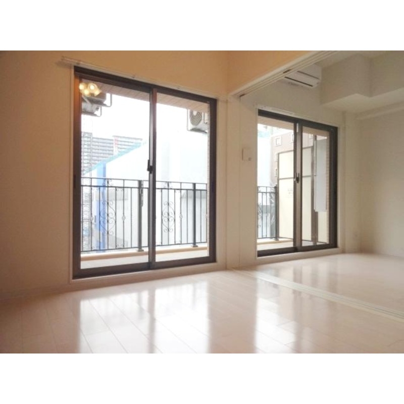 居室・リビング　白を基調とした明るいお部屋です♪