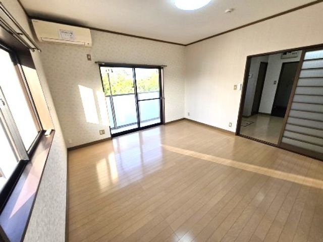 居室・リビング　居室奥から撮影