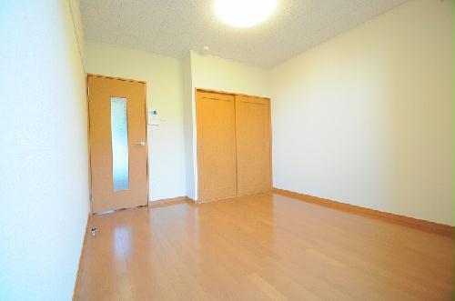 居室・リビング　１階はフローリング、２階以上はカーペットになります。