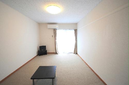 居室・リビング　１階はフローリング、２階以上はカーペットになります。