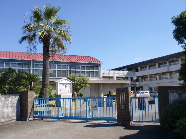 小学校　倉敷市立粒江小学校（小学校）まで215m