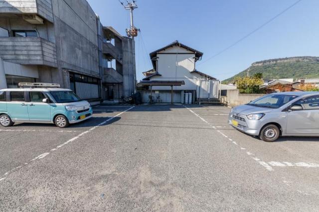 【高松市牟礼町牟礼のマンションの駐車場】