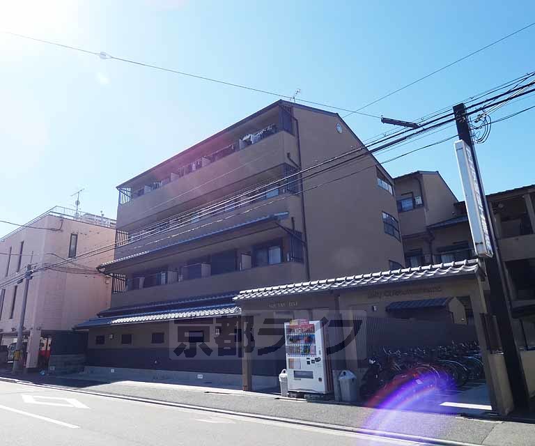 京都市上京区新白水丸町のマンションの建物外観