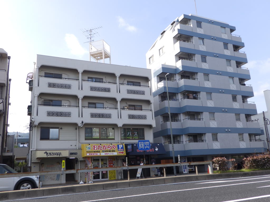 建物外観　大通りに面しています