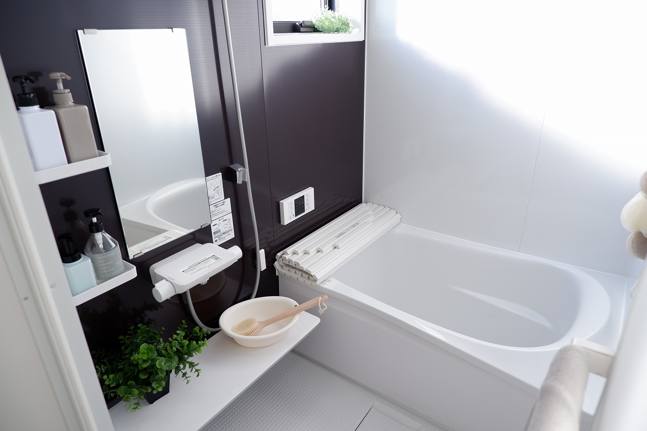 バス・シャワールーム　メタル調ヘッドシャワー　浴室カラリ床