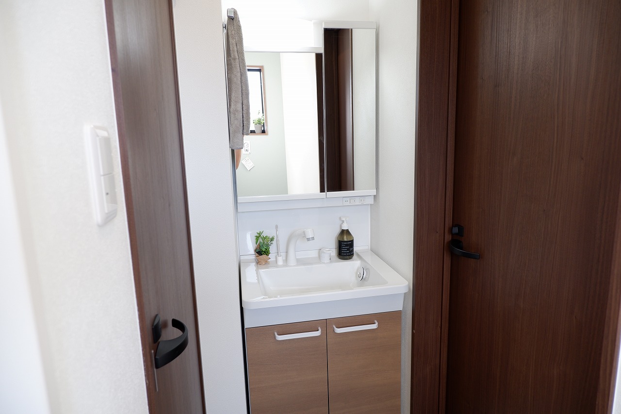 洗面設備　2面鏡（収納は鏡の裏）