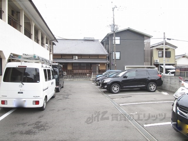 【茨木アパートの駐車場】