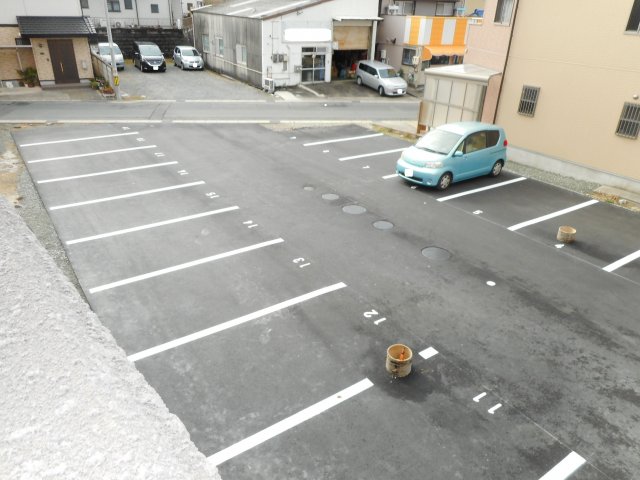 【セザンヌ飯村の駐車場】
