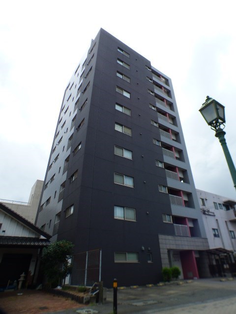 【北九州市若松区中川町のマンションの建物外観】