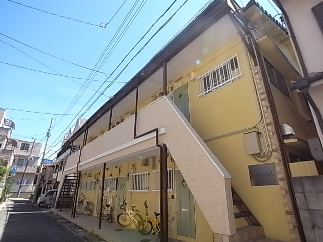 神戸市中央区熊内橋通のアパートの建物外観