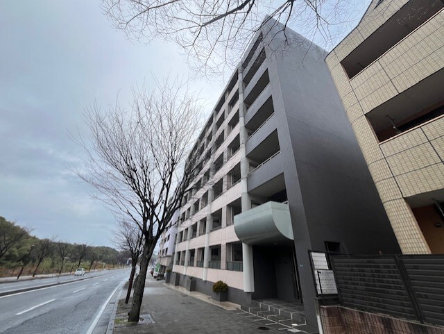 北九州市若松区小敷ひびきののマンションの建物外観