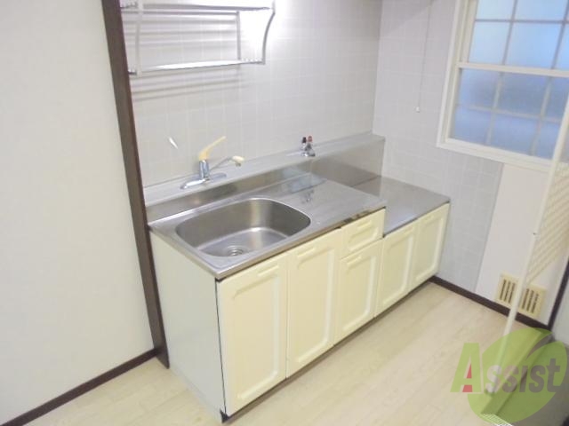 キッチン　キッチン横にはしっかり置けます冷蔵庫～。シンクも洒落てますね