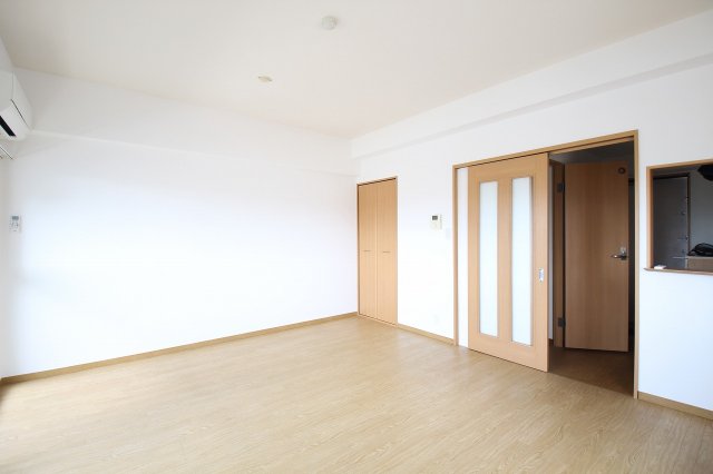 居室・リビング　別号室の写真　間取りは反転です