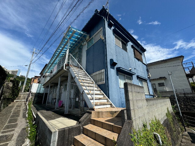 長崎市中小島のアパートの建物外観