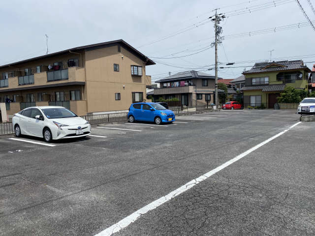 【シャトルエイティーンの駐車場】