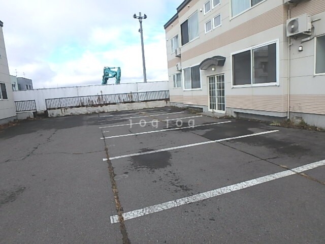 【旭川市春光町のアパートの駐車場】