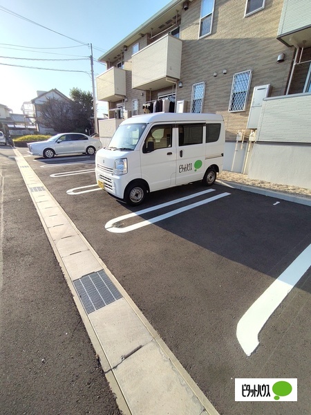 【半田市亀崎町のアパートの駐車場】