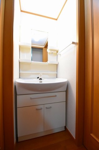 洗面設備　明るい洗面所です