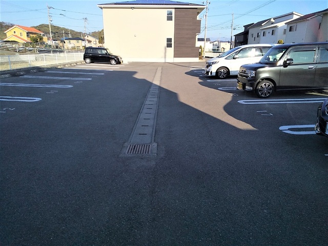 【松山市北斎院町のアパートの駐車場】