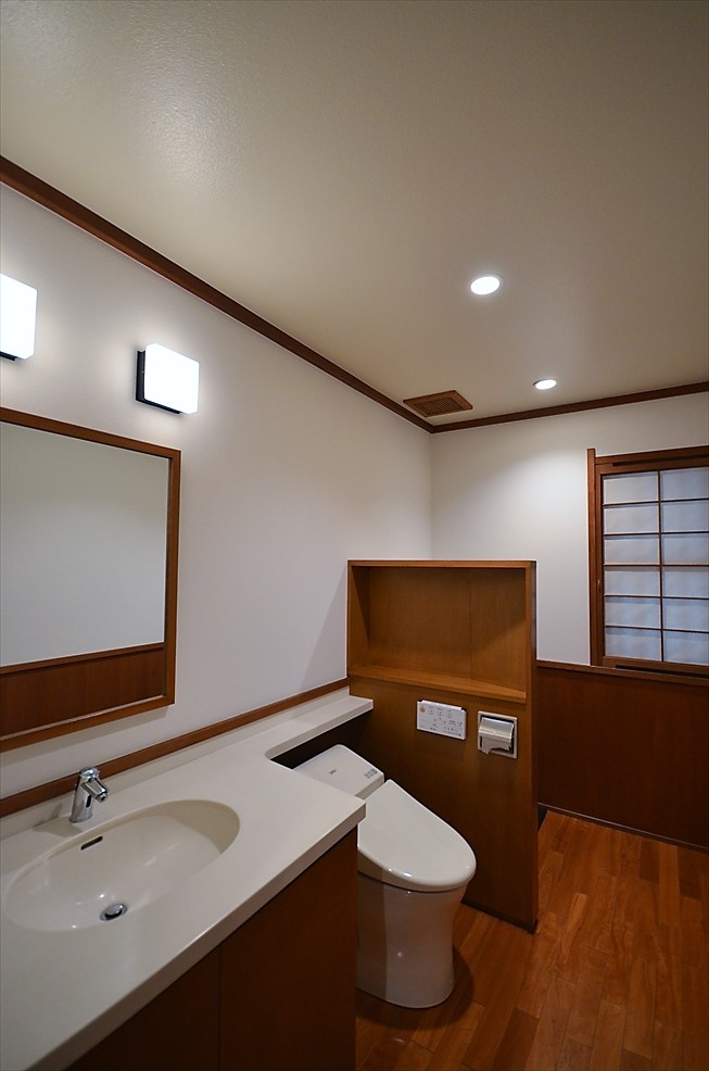 トイレ　和の趣が漂う、心安らぐ落ち着きのトイレ空間