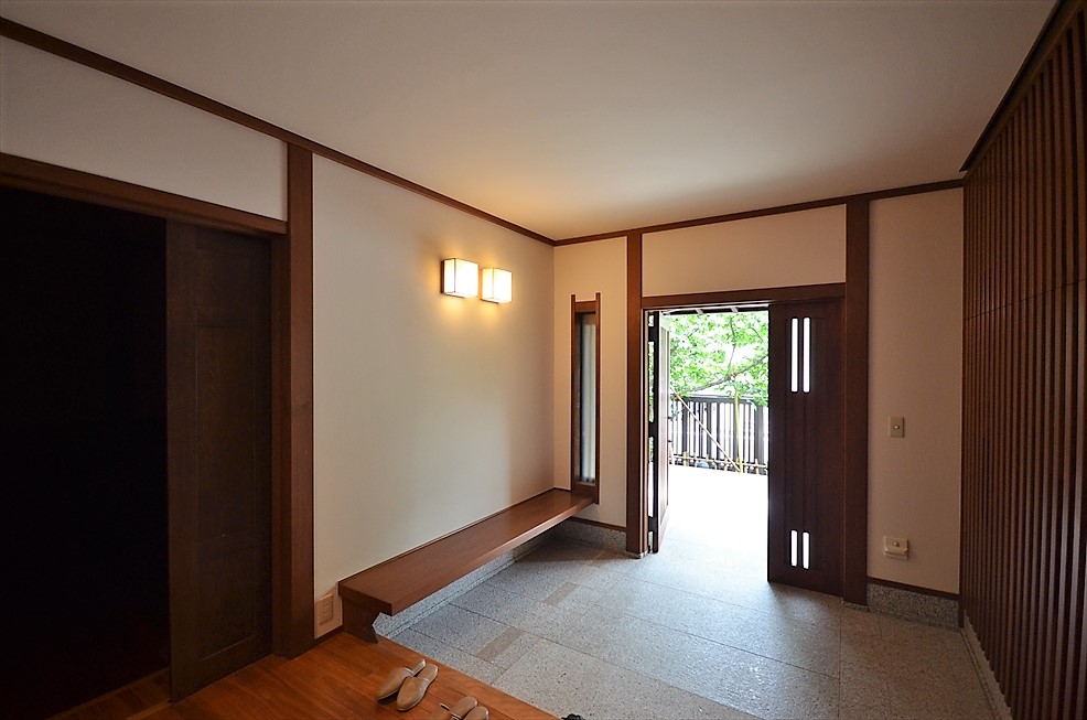 玄関　腰掛付きで美術館のようにエレガントな玄関