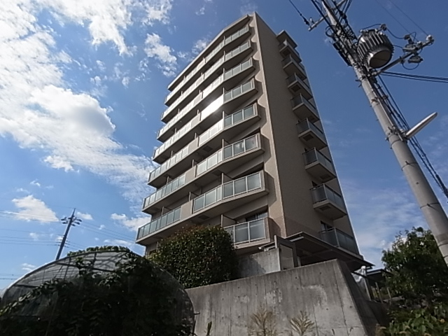 【神戸市西区前開南町のマンションの建物外観】