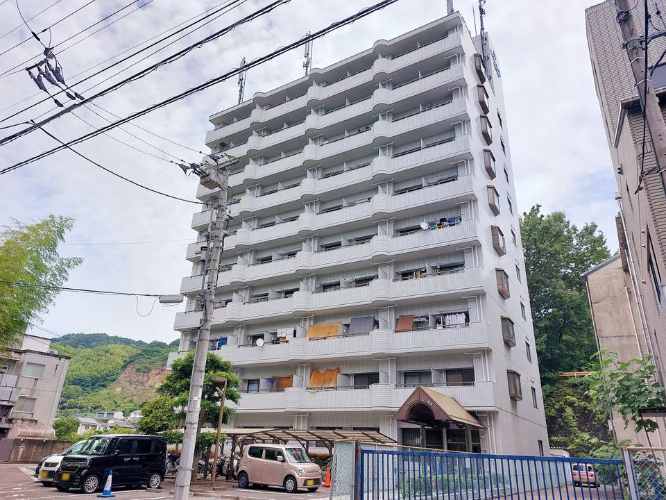 松山市祝谷東町のマンションの建物外観