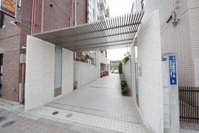 【港区白金台のマンションのエントランス】