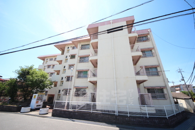 生駒市小平尾町のマンションの建物外観