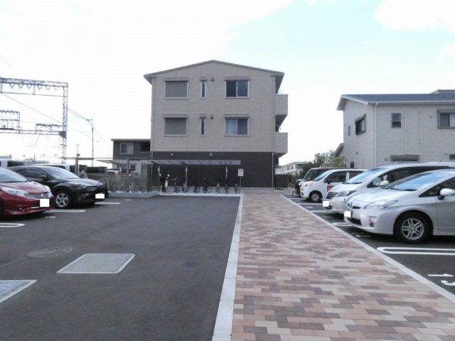 【八尾市高安町南のアパートの駐車場】