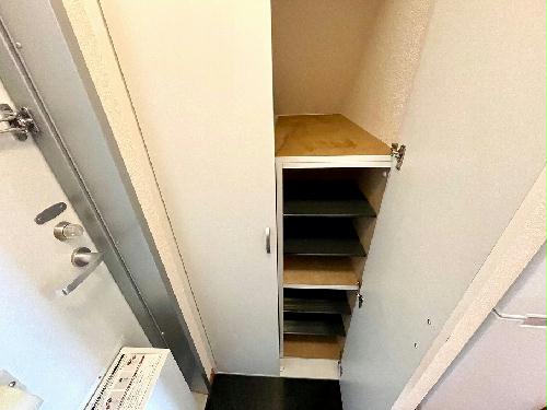 玄関　玄関には大容量収納のシューズボックス