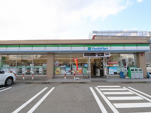 コンビニ　ファミリーマート（コンビニ）まで449m