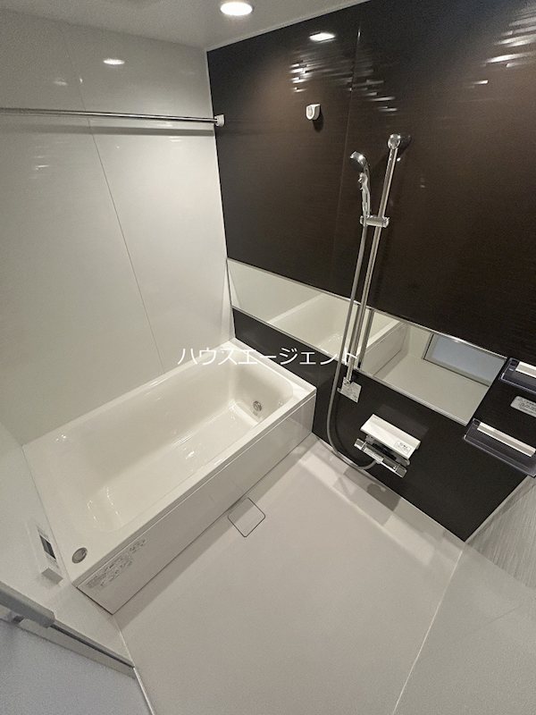 バス・シャワールーム　追い焚きや浴室乾燥機付きのきれいなお風呂です。