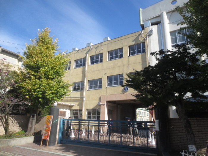 小学校　汐路小学校（小学校）まで300m