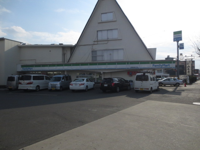 コンビニ　ファミリーマート（コンビニ）まで441m