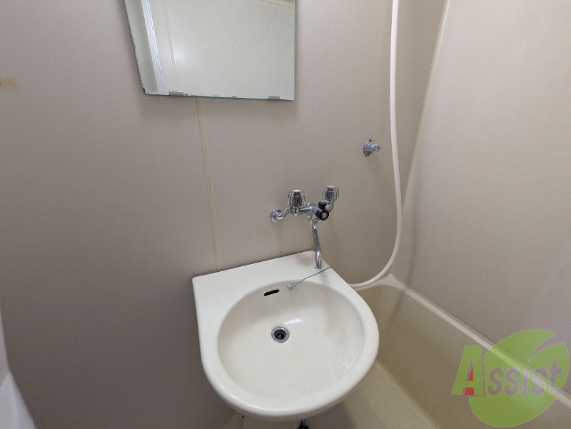 洗面設備　洗面台はバスルームと同室になっていて鏡が付いています。