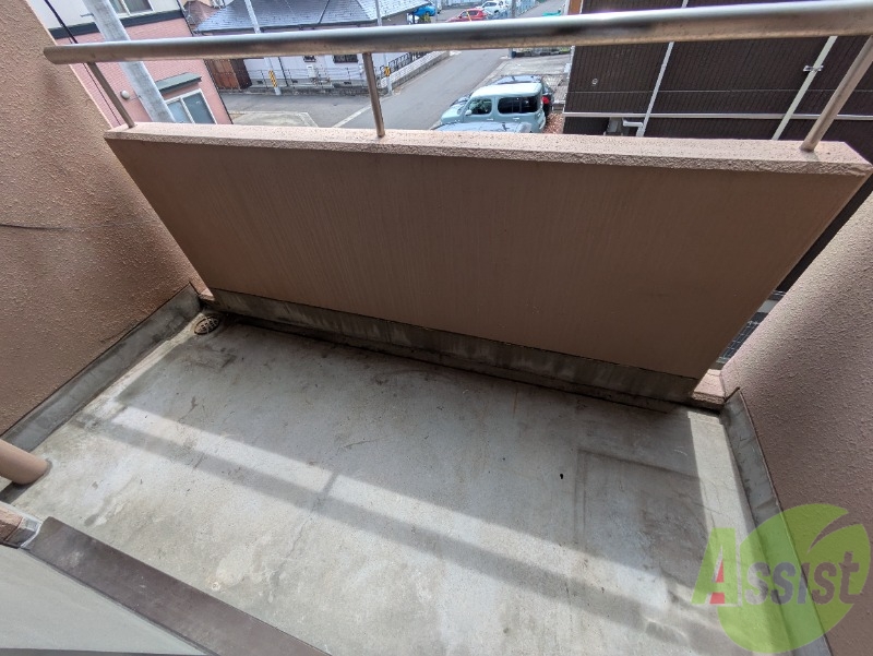 バルコニー　バルコニーは広く洗濯物を干すスペースがあります。