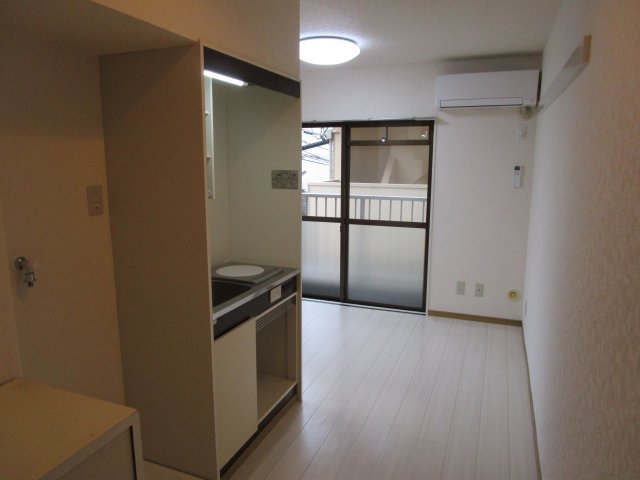 居室・リビング　北東向き２面採光で、照明とエアコン付きの６帖の洋室です♪