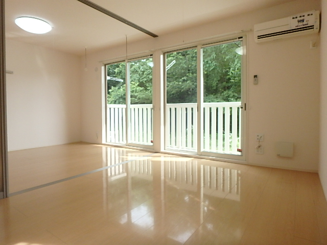 居室・リビング　リビングにはエアコンが付いてます。