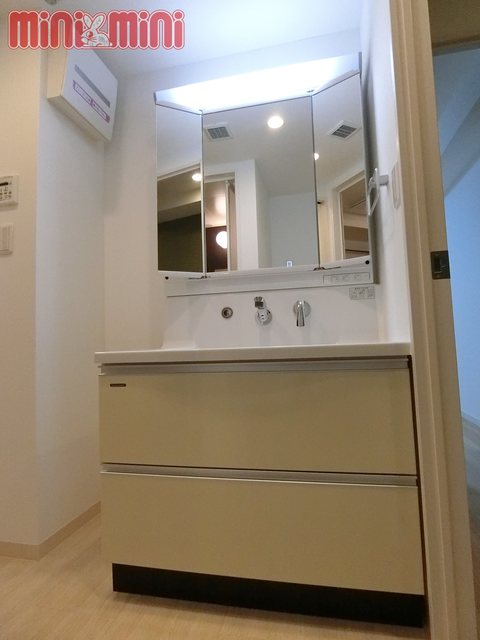 洗面設備　三面鏡のシャンプードレッサー付き洗面