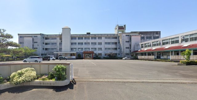 中学校　菊川市立岳洋中学校（中学校）まで890m
