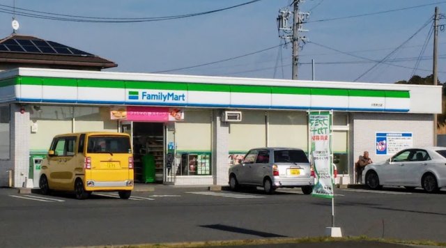 コンビニ　ファミリーマート　小笠赤土店（コンビニ）まで601m