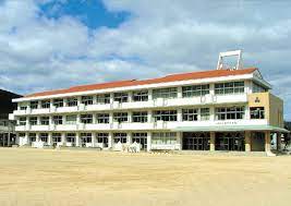 小学校　宍粟市立城下小学校（小学校）まで1300m